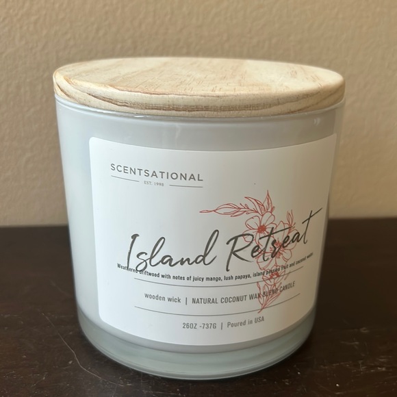 Scentsational Island Retreat  Candle Glass Jar 26oz Wood Wick Coconut Beeswax - Picture 1 of 2